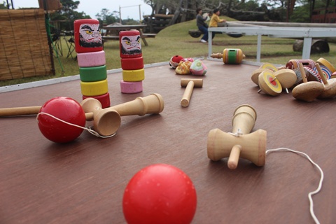 お正月限定イベント「懐かしいおもちゃ遊び」で遊ぶ様子