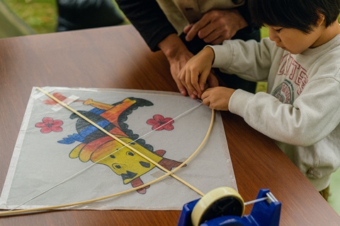 お正月限定イベント「凧作り体験」でカーブヤーを作る様子