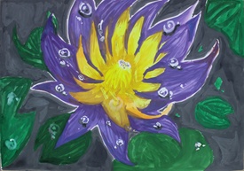 紫の花弁と黄色の花芯が映えるスイレンを大きく描いた作品。水滴とハスの葉、暗い水面のコントラストが印象的