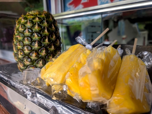 ビオスの丘 かしぬち屋のカットパイン｜湖畔売店の冷たいスイーツ