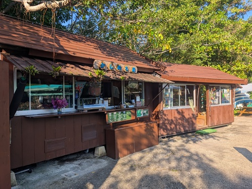 ビオスの丘 かしぬち屋の外観と湖畔の客席｜待ち時間に休憩できるスペース