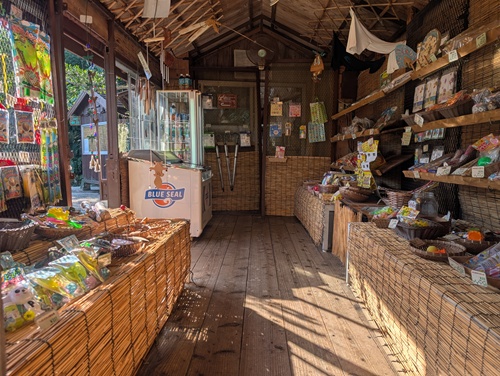 ビオスの丘 かしぬち屋の店内｜アクティビティ受付と売店カウンターのようす