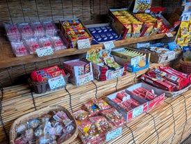 ビオスの丘 かしぬち屋の駄菓子コーナー｜船内飲食OKの小袋おやつ
