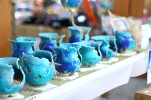沖縄の海の色をイメージした青い陶器雑貨が並ぶ花織売店の雑貨コーナー