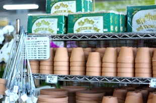 植え替え用の用土や園芸用品が並ぶ花織売店の資材コーナー｜ビオスの丘