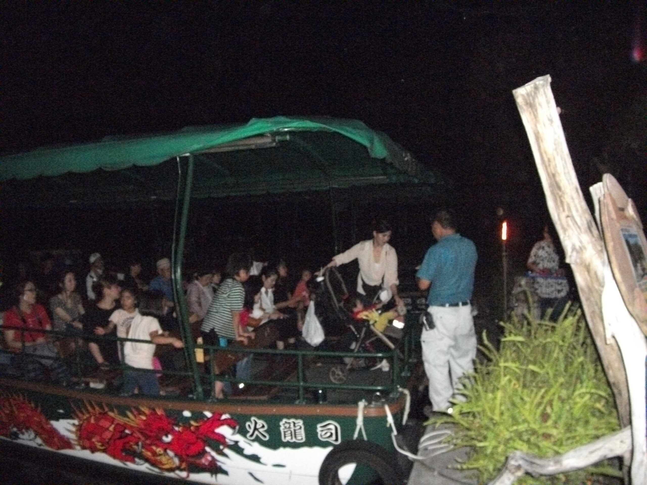 夜の湖を進む湖水観賞舟クルーズの様子